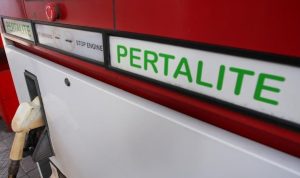 petugas-mengisi-bahan-bakar-minyak-bbm-jenis-pertalite-untuk-kendaraan-roda-dua-pada-salah-satu-spbu-di-jakarta-senin-18112024-8_169
