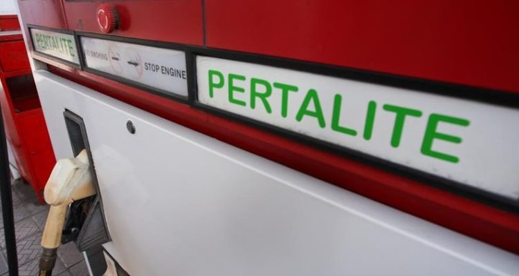 petugas-mengisi-bahan-bakar-minyak-bbm-jenis-pertalite-untuk-kendaraan-roda-dua-pada-salah-satu-spbu-di-jakarta-senin-18112024-8_169