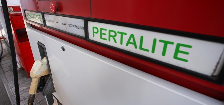 petugas-mengisi-bahan-bakar-minyak-bbm-jenis-pertalite-untuk-kendaraan-roda-dua-pada-salah-satu-spbu-di-jakarta-senin-18112024-8_169